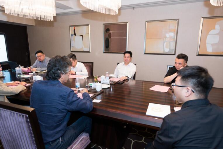 集团党委副书记、副董事长、总经理杨川会见维尼奥拉艺术研究中心创始人皮耶罗·洛卡瑟卡教授一行