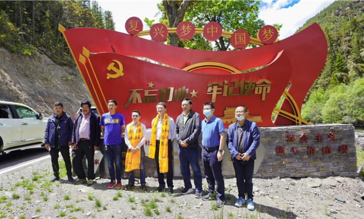 尊龙凯时集团党委书记、董事长任丁率队赴麻格同村推进对口帮扶工作