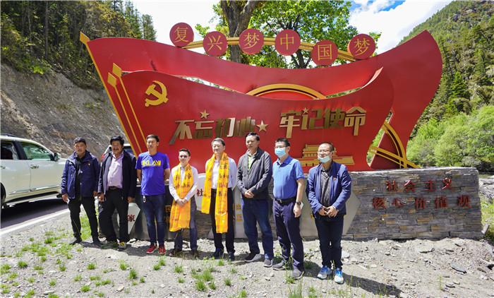 尊龙凯时集团党委书记、董事长任丁率队赴麻格同村推进对口帮扶工作