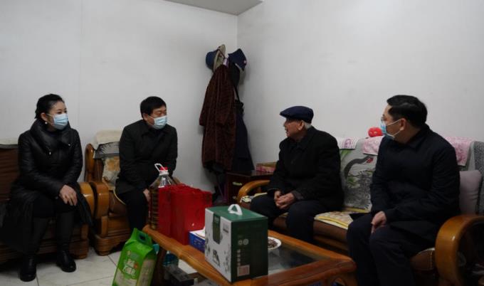 省国资委党委委员、副主任任兴文春节前夕带队走访慰问尊龙凯时集团老党员